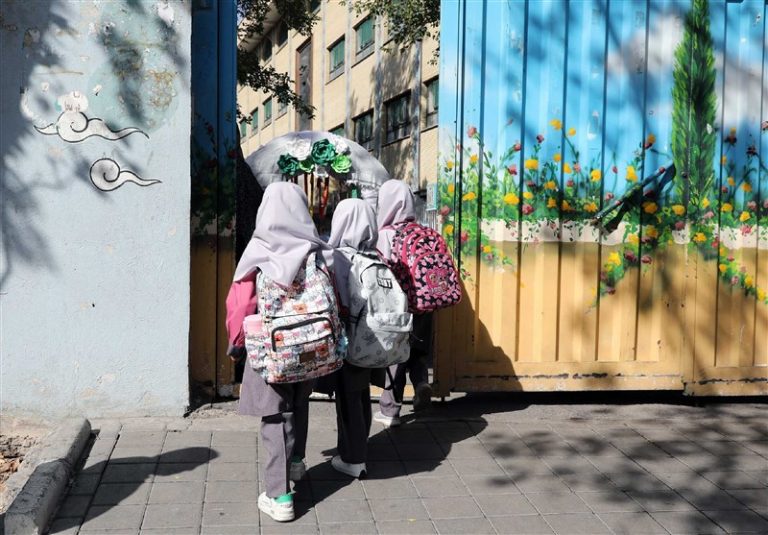 ضربهفنی مدارس دولتی توسط مدارس غیردولتی!/ شهریههای ۷۰ تا ۱۰۰ میلیونی یک سال تحصیلی/ “عدالت آموزشی” در اغما مدارس دولتی و غیردولتی