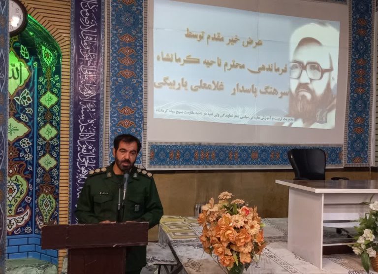 اثرگذاری برنامه های بصیرتی را تضمین کننده آینده انقلاب دانست.