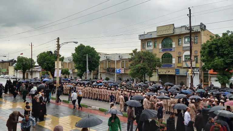 شهید مدافع امنیت بر روی دستان مردم کرمانشاه تشییع شد.