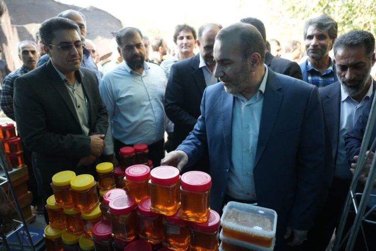 جشنواره بادام و عسل به مناسبت روز ملی روستا و عشایر