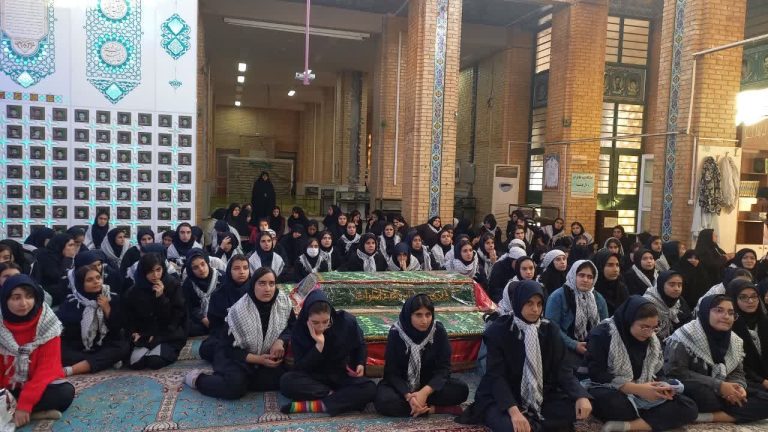 اولین کاروان دانش آموزان کرمانشاهی به مناطق عملیاتی غرب استان، اعزام شدند.