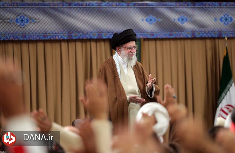 هزاران نفر از مردم قم با رهبر معظم انقلاب اسلامی دیدار میکنند