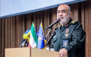 سرلشکر سلامی: ضعیف بمانیم محو می شویم/ با بهره از هوش مصنوعی در عرصه نظامی، اخلاقیات را هم حفظ میکنیم