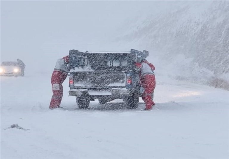 امدادسانی به ۱۱ خودروی گرفتار در برف در محورهای کرمانشاه