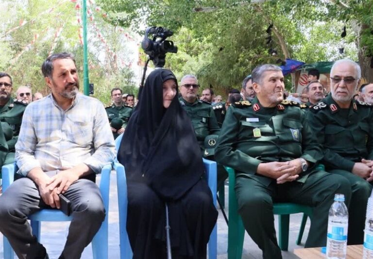 دیدار فرماندهان سپاه کرمانشاه با مادر شهید سپهبد پاکپور